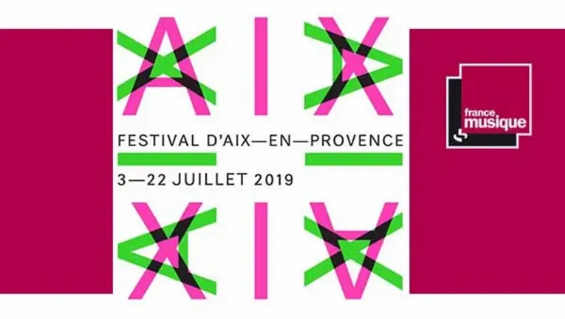 Un festival de musique contemporaine en France, foule et artistes